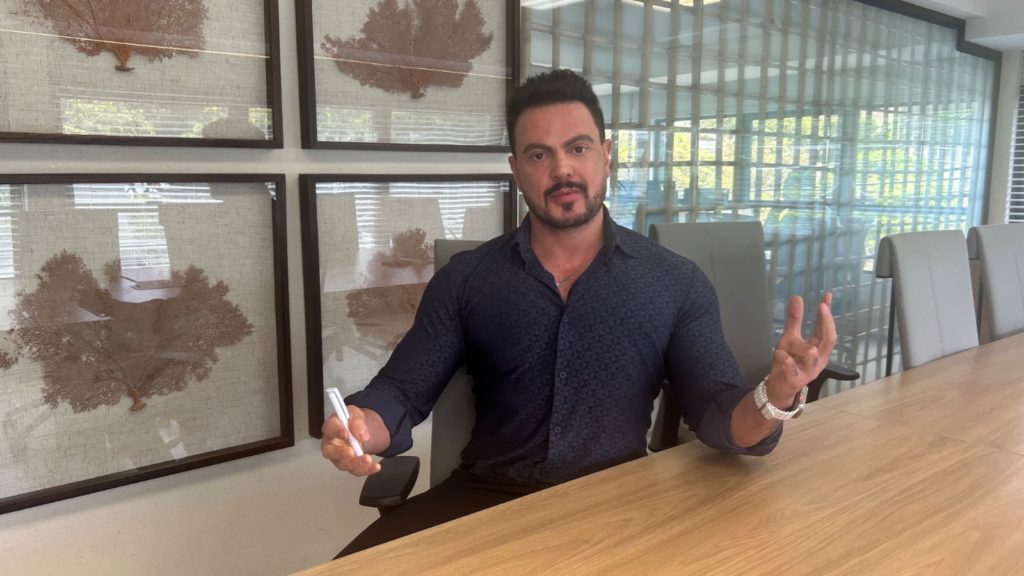 O marqueteiro político e digital, Zuza Nacif, é categórico: quem vencerá as eleições em 26 é quem chegar ao celular do eleitor