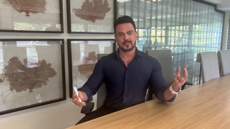 O marqueteiro político e digital, Zuza Nacif, é categórico: quem vencerá as eleições em 26 é quem chegar ao celular do eleitor