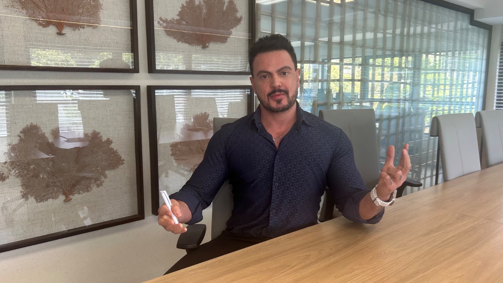 O marqueteiro político e digital, Zuza Nacif, é categórico: quem vencerá as eleições em 26 é quem chegar ao celular do eleitor